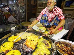 5 Video Makanan Kaki Lima Ini Populer di YouTube, Ditonton Jutaan Kali!