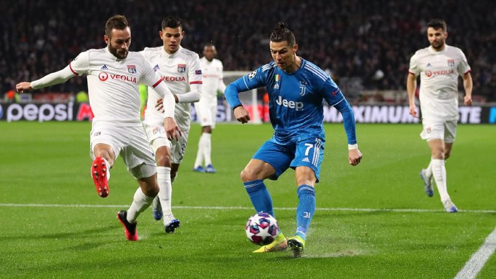 LYON, FRANCE - FEBRUARY 26: Cristiano Ronaldo of Juventus is challenged by Lucas Tousart of Olympique Lyon during the UEFA Champions League round of 16 first leg match between Olympique Lyon and Juventus at Parc Olympique on February 26, 2020 in Lyon, France. (Photo by Catherine Ivill/Getty Images)