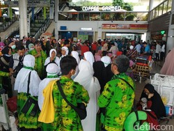 Arab Saudi Setop Umroh, Ratusan Jemaah Menumpuk di Bandara Juanda