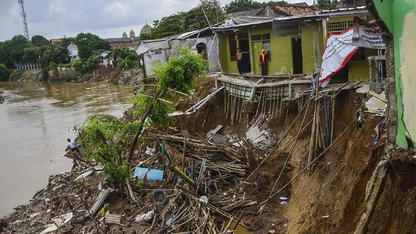Rumah Ambles Akibat Terkikis Arus Sungai Bekasi