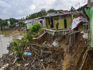 Rumah Ambles Akibat Terkikis Arus Sungai Bekasi