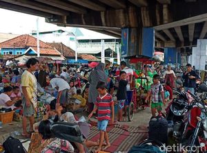 Cerita Warga Subang yang Ngungsi di Bawah Jembatan Akibat Banjir Cerita Warga Subang yang Ngungsi di Bawah Jembatan Akibat Banjir