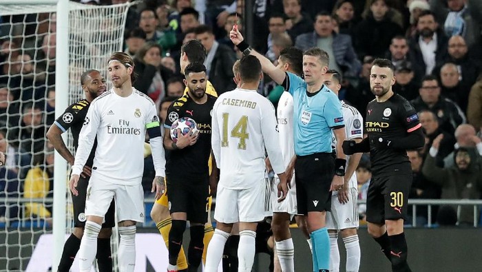 MADRID, SPAIN - FEBRUARY 26: Referee Daniele Orsato awards Sergio Ramos of Real Madrid a red card during the UEFA Champions League round of 16 first leg match between Real Madrid and Manchester City at Bernabeu on February 26, 2020 in Madrid, Spain. (Photo by Gonzalo Arroyo Moreno/Getty Images)