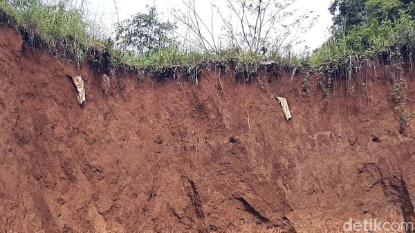 Hiii...Akibat Longsor, Kain Kafan Menggantung