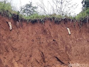 Hiii...Akibat Longsor, Kain Kafan Menggantung