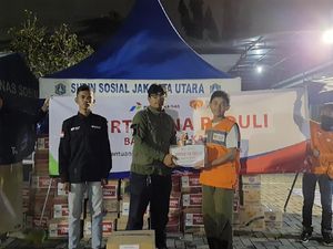 Pertamina Salurkan 700 Paket Makanan ke Korban Banjir Jakarta