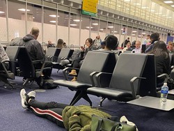 Traveler Tidur di Lantai Bandara, Mungkin Dia Lelah