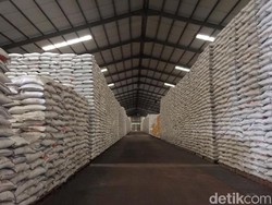 Distribusi Beras Telat Karena Banjir, Bulog Pakai Truk TNI