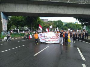 Usai Demo di Kantornya, Karyawan PT Pos Indonesia Long March ke Kemen BUMN Usai Demo di Kantornya, Karyawan PT Pos Indonesia Long March ke Kemen BUMN