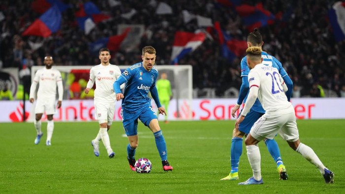 LYON, FRANCE - FEBRUARY 26: Aaron Ramsey of Juventus runs with the ball during the UEFA Champions League round of 16 first leg match between Olympique Lyon and Juventus at Parc Olympique on February 26, 2020 in Lyon, France. (Photo by Catherine Ivill/Getty Images)