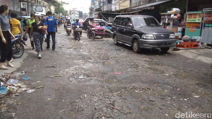 Jalan di Pasar Petisah, Medan rusak parah, parit mampet.