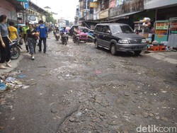 Parah! Jalan di Pasar Petisah Medan Rusak Parah-Parit Mampet
