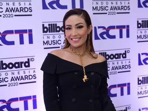 Kisah Cinta Ayu Dewi yang Kembali Jadi Atensi Gara-gara Zumi Zola Cerai Kisah Cinta Ayu Dewi yang Kembali Jadi Atensi Gara-gara Zumi Zola Cerai