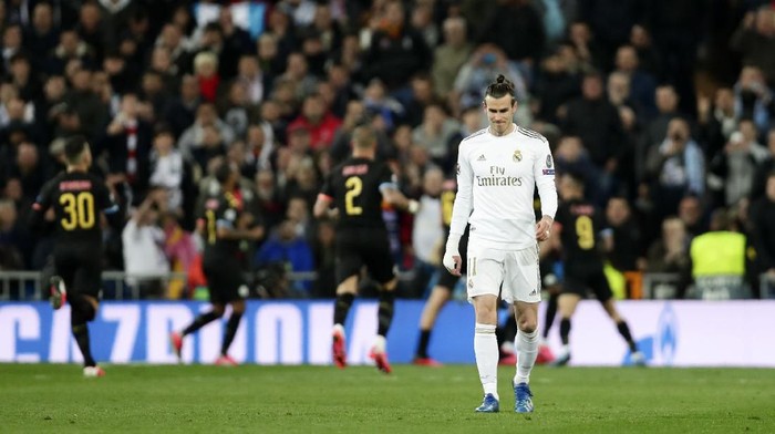 Real Madrids Gareth Bale reacts after Manchester Citys Kevin De Bruyne scores his sides second goal from the penalty spot during the Champions League, round of 16, first leg soccer match between Real Madrid and Manchester City at the Santiago Bernabeu stadium in Madrid, Spain, Wednesday, Feb. 26, 2020. (AP Photo/Manu Fernandez)