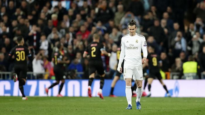 gareth bale real madrid vs manchester city liga champions Real Madrids Gareth Bale reacts after Manchester Citys Kevin De Bruyne scores his sides second goal from the penalty spot during the Champions League, round of 16, first leg soccer match between Real Madrid and Manchester City at the Santiago Bernabeu stadium in Madrid, Spain, Wednesday, Feb. 26, 2020. (AP Photo/Manu Fernandez)
