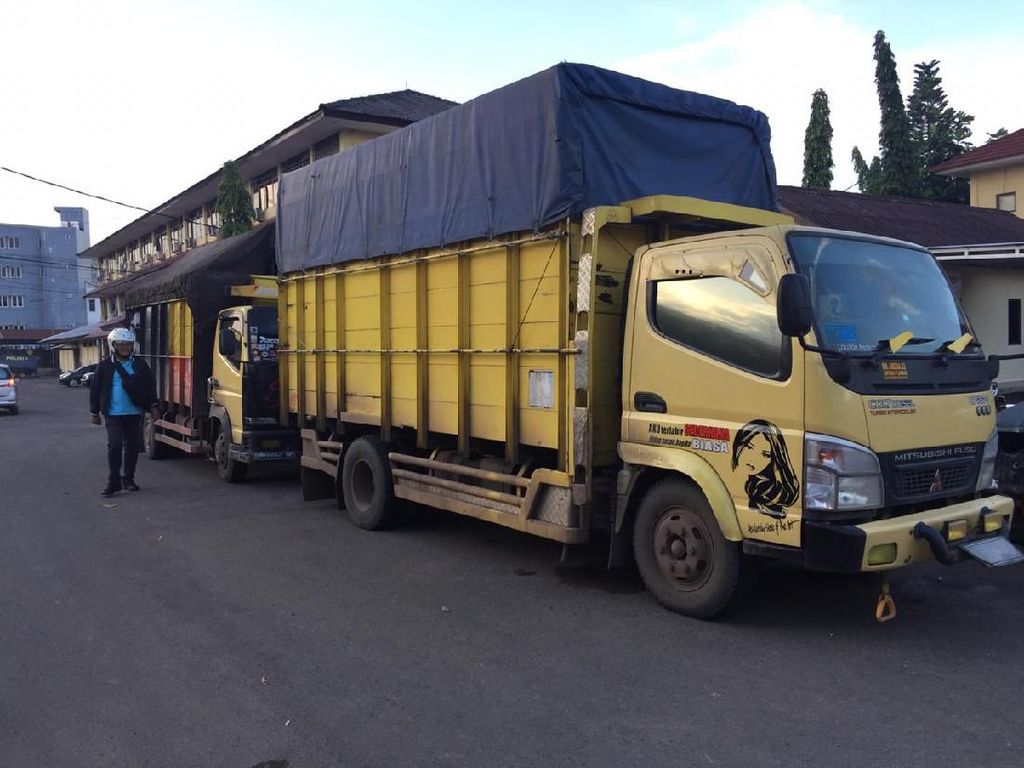 Polisi Amankan 2 Truk Pengangkut 20 Ton Minyak Ilegal di Sumsel Polisi Amankan 2 Truk Pengangkut 20 Ton Minyak Ilegal di Sumsel