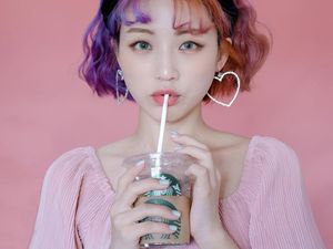 Bikin Gemas! Pose Manis Han Yoo Ra dengan Beragam Makanan