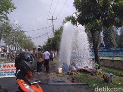 Ditabrak Mobil, Hidran di Medan Bocor Bak Air Mancur