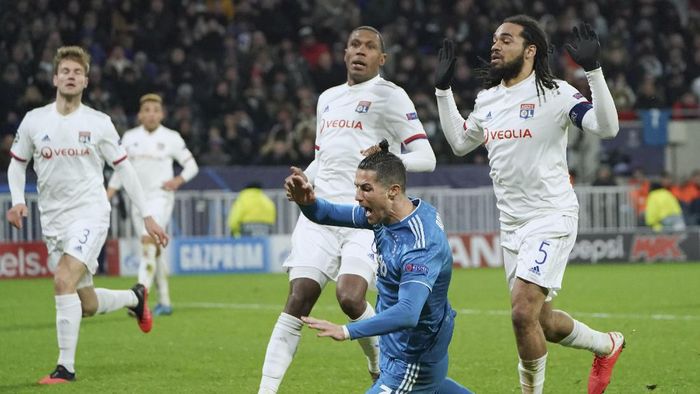 Lyon Vs Juventus Juventus Cristiano Ronaldo goes down in the penalty box after contact with Lyons Jason Denayer, right, during a round of sixteen, first leg, soccer match between Lyon and Juventus at the at the Lyon Olympic Stadium in Decines, outside Lyon, France, Wednesday, Feb. 26, 2020. (AP Photo/Laurent Cipriani)