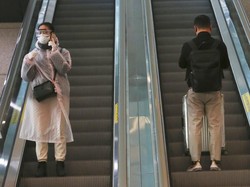 Warga Thailand Antre Masuk Mal Usai Lockdown Dilonggarkan