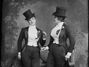 100 Tahun Lalu, Para Wanita Dilarang Melakukan 8 Hal Biasa Ini