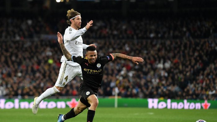 MADRID, SPAIN - FEBRUARY 26: Gabriel Jesus of Manchester City is challenged by Sergio Ramos of Real Madrid during the UEFA Champions League round of 16 first leg match between Real Madrid and Manchester City at Bernabeu on February 26, 2020 in Madrid, Spain. (Photo by David Ramos/Getty Images)