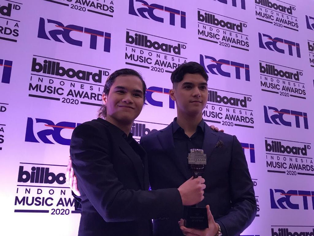 Dul Jaelani Sebut Maia Estianty Inspirasi dari Lagu-lagu Dewa 19 Dul Jaelani Sebut Maia Estianty Inspirasi dari Lagu-lagu Dewa 19