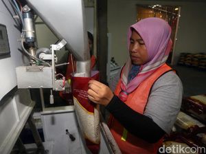Melihat Proses Pengemasan Beras Bulog di Utara Jakarta
