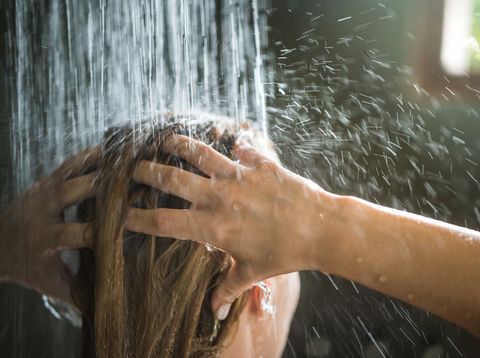 Bunda Wajib Tahu, 6 Cara Tepat Mencuci Rambut Sesuai Tipenya