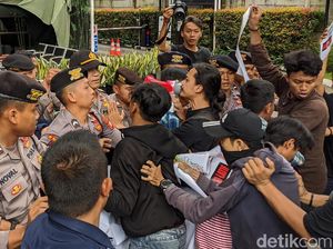 Terobos Gerbang KPK, Pendemo Dipukul Mundur Polisi