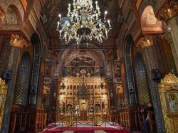 Cegah Virus Corona, Gereja Ortodoks Rumania Minta Jemaat Tak Cium Ikon Gereja