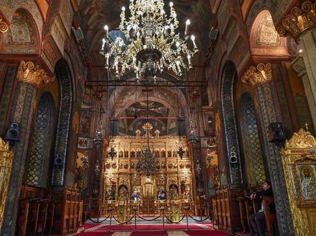 Cegah Virus Corona, Gereja Ortodoks Rumania Minta Jemaat Tak Cium Ikon Gereja Cegah Virus Corona, Gereja Ortodoks Rumania Minta Jemaat Tak Cium Ikon Gereja