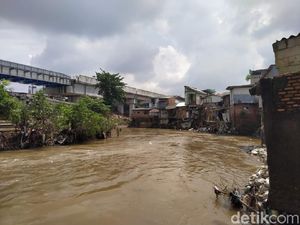 Tinggal di Bantaran Ciliwung, Warga Kebon Pala Tolak Normalisasi!