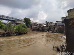 Tinggal di Bantaran Ciliwung, Warga Kebon Pala Tolak Normalisasi!