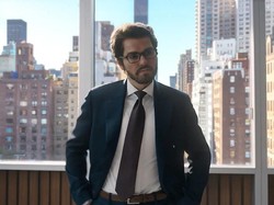 Bikin Pangling! Taylor Swift Tampil Ganteng di The Man