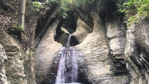 Air Terjun Tingkat Tiga yang Keren dari Sulawesi Barat