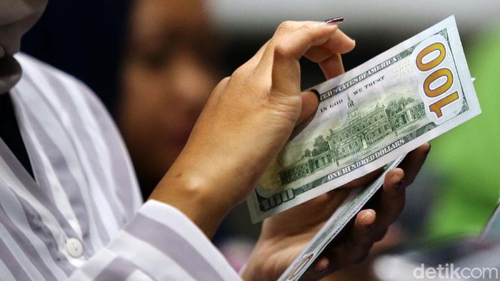 Di Tengah Wabah Corona, Dolar Gencet Rupiah Wabah Corona tak hanya menjangkiti tubuh manusia, tetapi juga ke sektor keuangan global, termasuk Indonesia. Hal ini menyebabkan nilai tukar rupiah melemah terhadap dolar.
