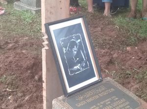 Jenazah Oding, Dimakamkan Satu Liang Lahad dengan Orang Tua Jenazah Oding, Dimakamkan Satu Liang Lahad dengan Orang Tua