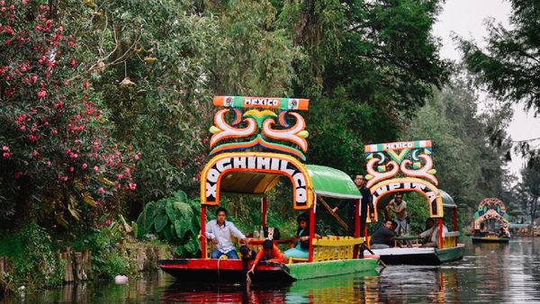 Di Xochimilco, Bisa Naik Perahu Sambil Jajan Jagung di Tengah Pulau
