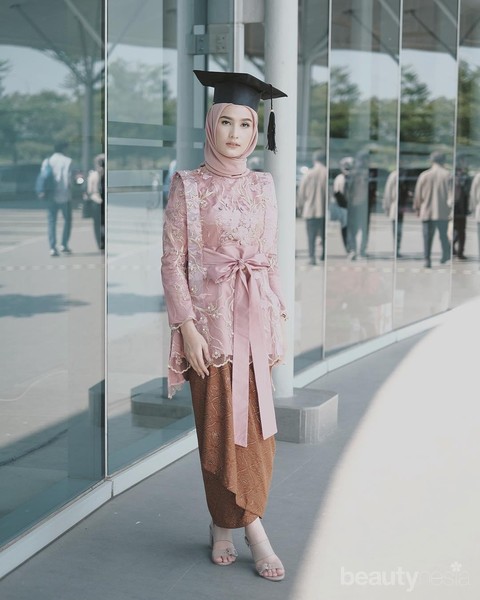 4 Model Rok Kebaya Wisuda yang Kekinian Ini Lagi Eksis Banget di Instagram