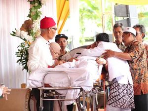 Mbrebes Air Mata! Viral Ayah Sakit Keras Naik Ambulans ke Pernikahan Anak