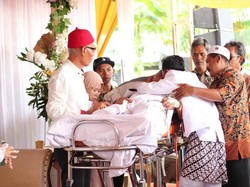 Mbrebes Air Mata! Viral Ayah Sakit Keras Naik Ambulans ke Pernikahan Anak