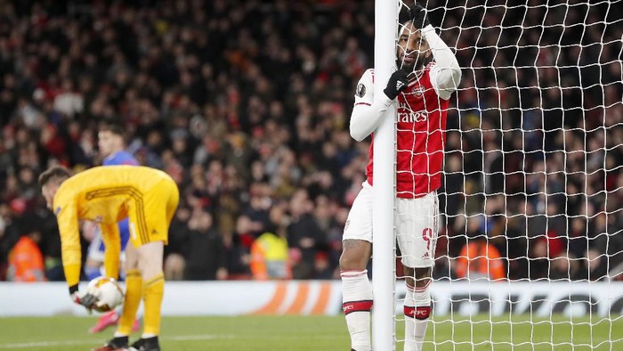 Arsenals Alexandre Lacazette, right, reacts during the Europa League round of 32, second leg, soccer match between Arsenal and Olympiakos at Emirates stadium in London, England, Thursday, Feb. 27, 2020 . (AP Photo/Frank Augstein)