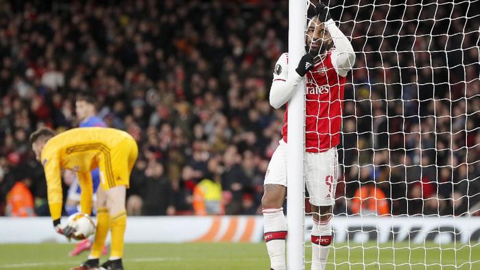 Arsenal, Alexandre Lacazette Arsenals Alexandre Lacazette, right, reacts during the Europa League round of 32, second leg, soccer match between Arsenal and Olympiakos at Emirates stadium in London, England, Thursday, Feb. 27, 2020 . (AP Photo/Frank Augstein)