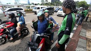 Ada Sweeping Aksi Demo, Ojol yang Narik Penumpang Ganti Jaket