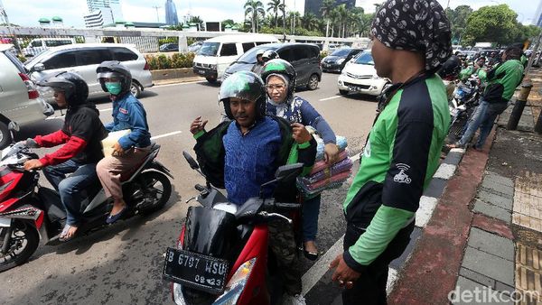 Ada Sweeping Aksi Demo, Ojol yang Narik Penumpang Ganti Jaket