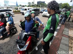 Ada Sweeping Aksi Demo, Ojol yang Narik Penumpang Ganti Jaket