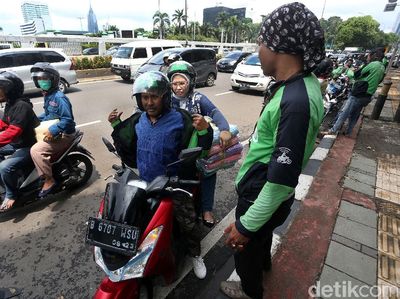 Ada Sweeping Aksi Demo, Ojol yang Narik Penumpang Ganti Jaket