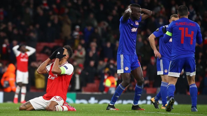 LONDON, ENGLAND - FEBRUARY 27: Pierre-Emerick Aubameyang of Arsenal looks dejected after his missed chance towards the end of time during the UEFA Europa League round of 32 second leg match between Arsenal FC and Olympiacos FC at Emirates Stadium on February 27, 2020 in London, United Kingdom. (Photo by Julian Finney/Getty Images)