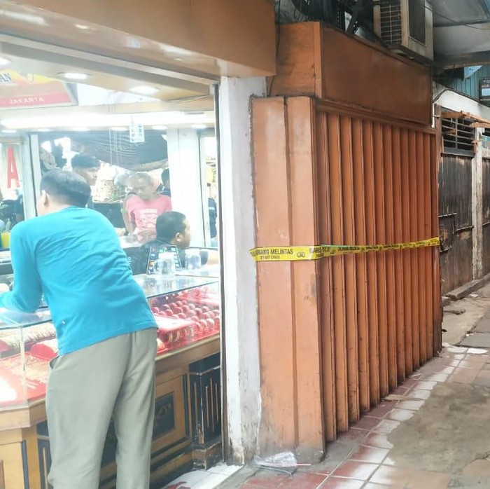 Toko emas di Pasar Pecah Kulit Pinangsia dirampok pria bersenpi
